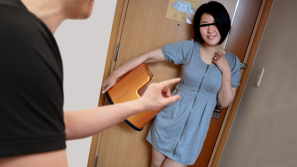 帶個淫蕩的椅子！一位嘴上長著性感痣的外賣健康女士